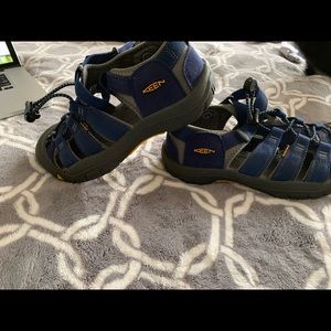 Keen Boys size 4 blue and grey water shoes